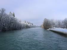 Aare mit Parkbad Münsingen im Winter 