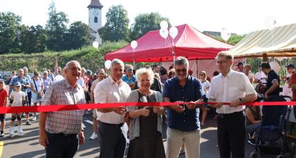 Einweihungsfest ESN symbolisches Band durchschneiden mit Andreas Kägi, Alt-Ressortleiter Infrastruktur; Beat Moser, Gemeindepräsident; Thekla Huber, Ressorleiterin Infrastruktur; Roland Mett, Projektleiter; Regierungsrat Christoph Neuhaus