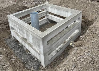 Eine noch leere Baumgrube für einen neuen Baum