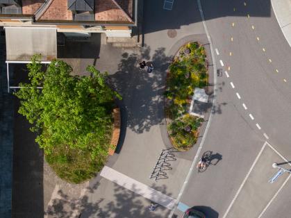 Gelb markierte Leitlinie für Fahrradfahrende